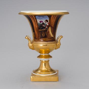 KORISTEUURNA, posliinia, 1800-luvun puoliväli.