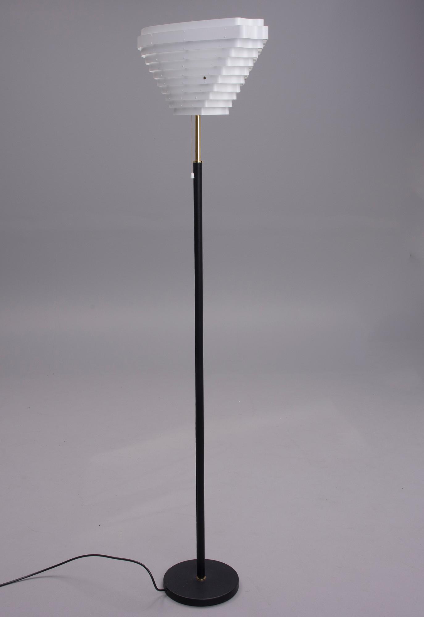 GOLVLAMPA, "Änglavinge" A 805, design Alvar Aalto, Artek. Formgiven 1954.