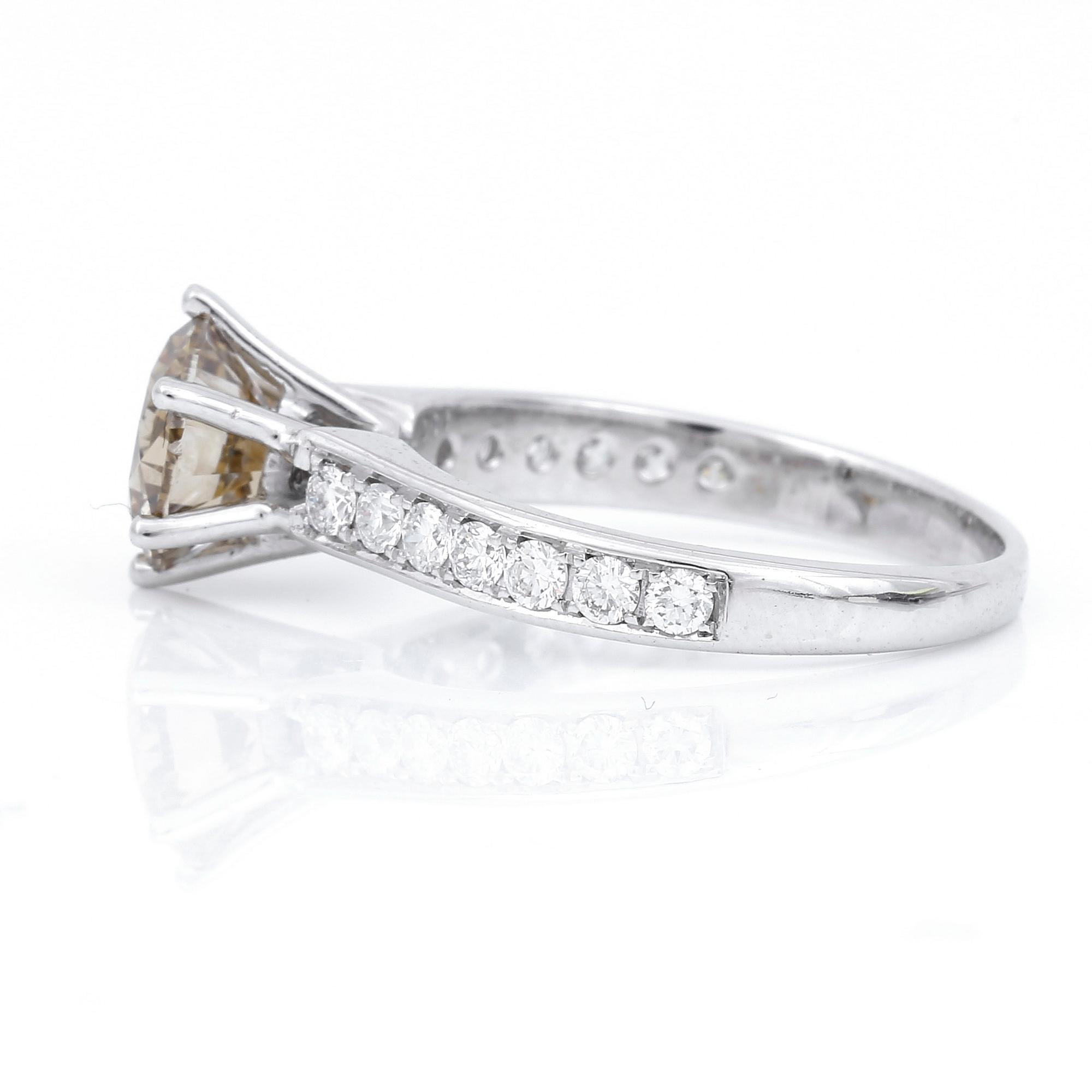 RING, 18K vitguld med briljantslipad brun diamant 1,74 ct och briljantslipade diamanter tot ca 0,44 ct. Vikt 3,66 gram.