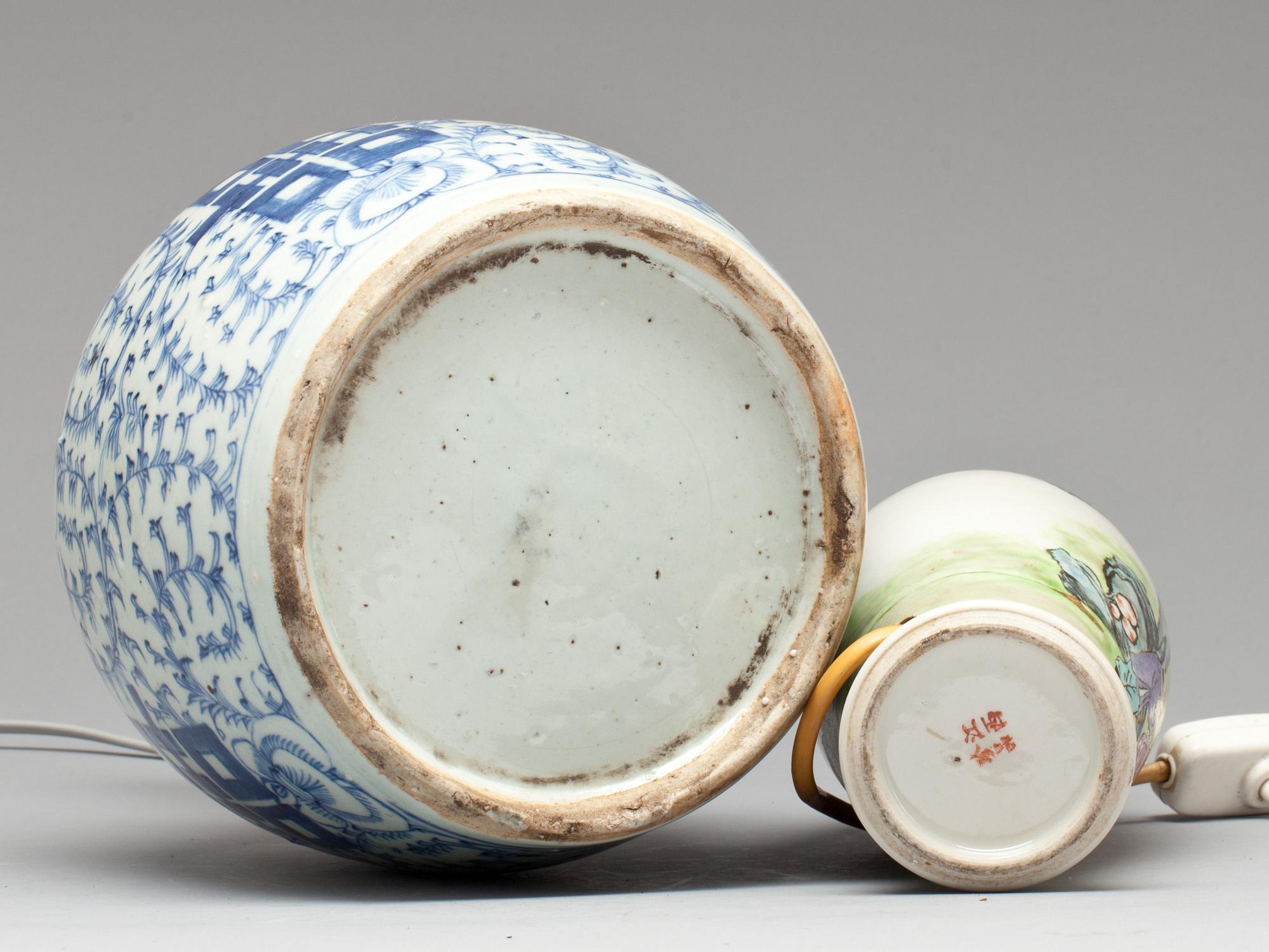 BORDSLAMPOR, 2 st, porslin, Kina, 1900-tal.