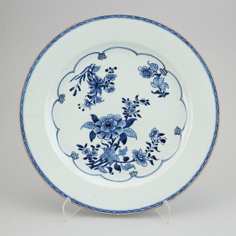 A blue and white serving dish, Qing dynasty, Qianlong (1736-95).
