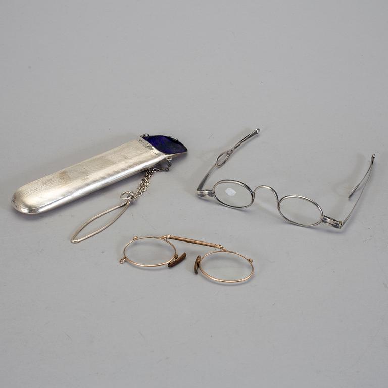 GLASÖGON, 2 st samt fodral, silver resp guld, samt FODRAL, silver. Engelska resp svenska silverstämplar.