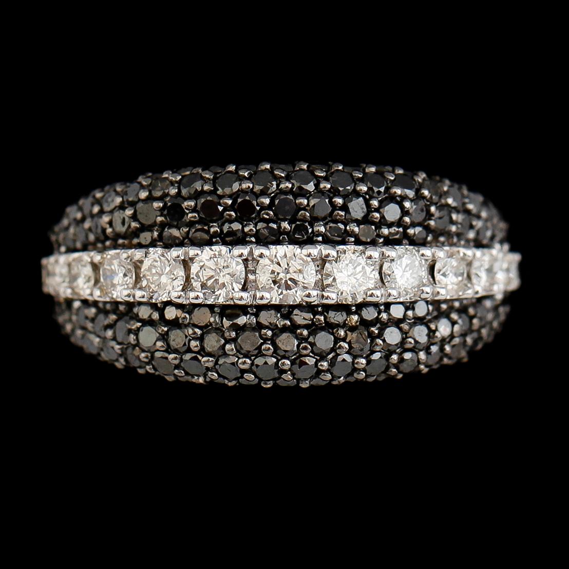 RING, 18 k vitguld, svarta och vita diamanter tot ca 1.93 ct.
