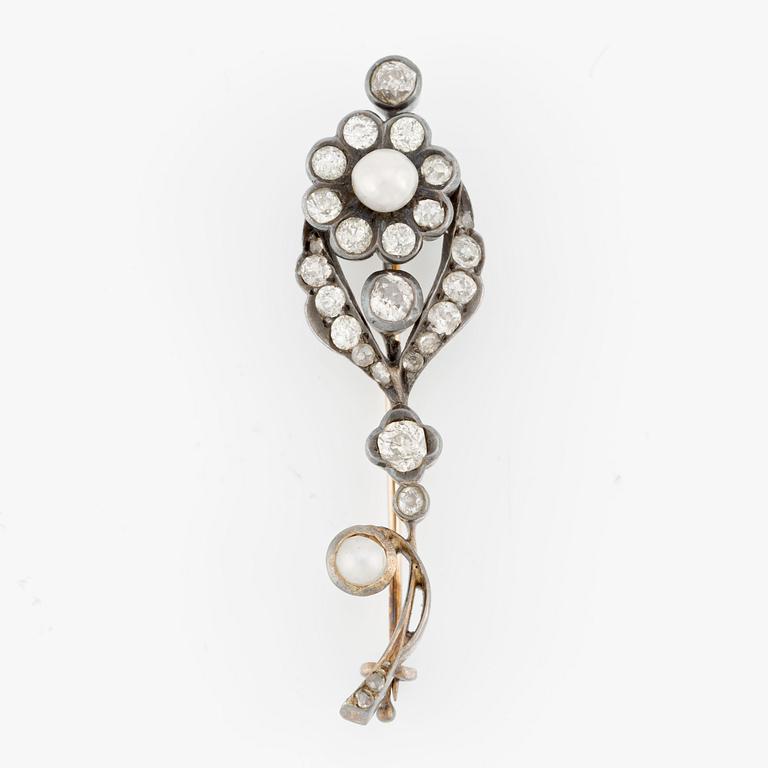 Flower brooch in 14K gold with old-cut diamonds and pearls.