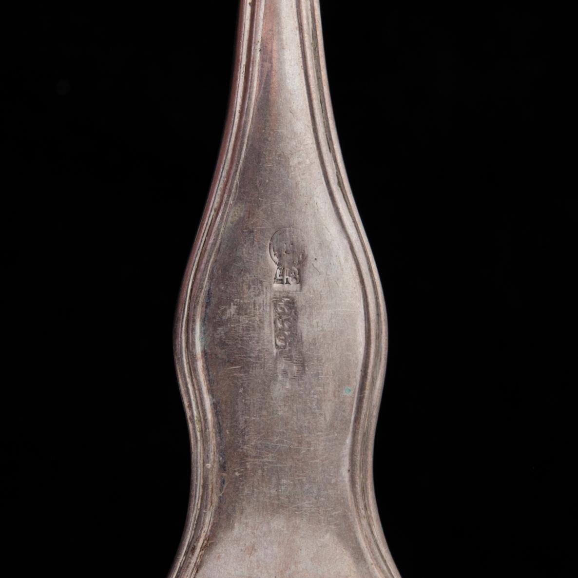 ATERIMIA, 26 osaa, hopeaa, veitsissä metalliterät, todenn. vuosisadanvaihde 1800/1900. Yht. paino 1919 g.