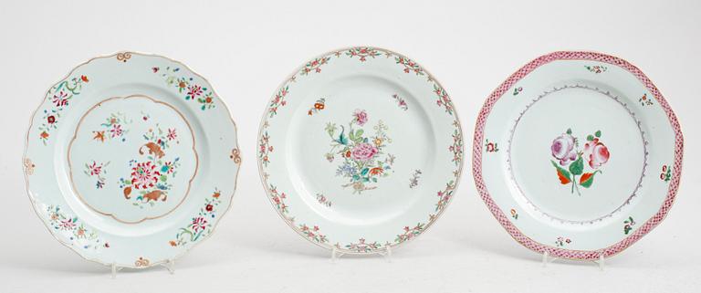 TALLRIKAR,  3 st snarlika, porslin, Kina, Qianlong 1736-1795.