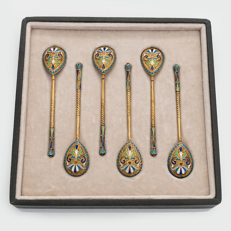 A set of six cloisonné enamel silver gilt teaspoons, Moscow 1898-1914.