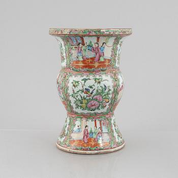 A Canton porcelain vase, China, Qing dynasty, around 1900.
