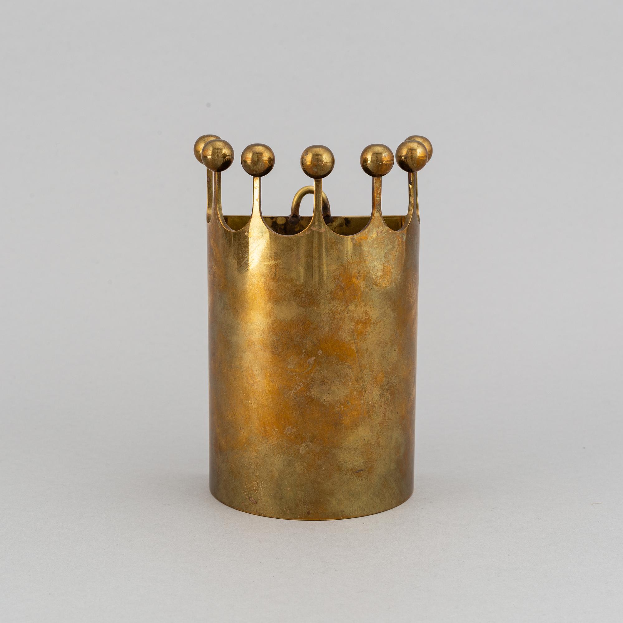 PIERRE FORSELL, vägghängd vas, mässing, Skultuna.