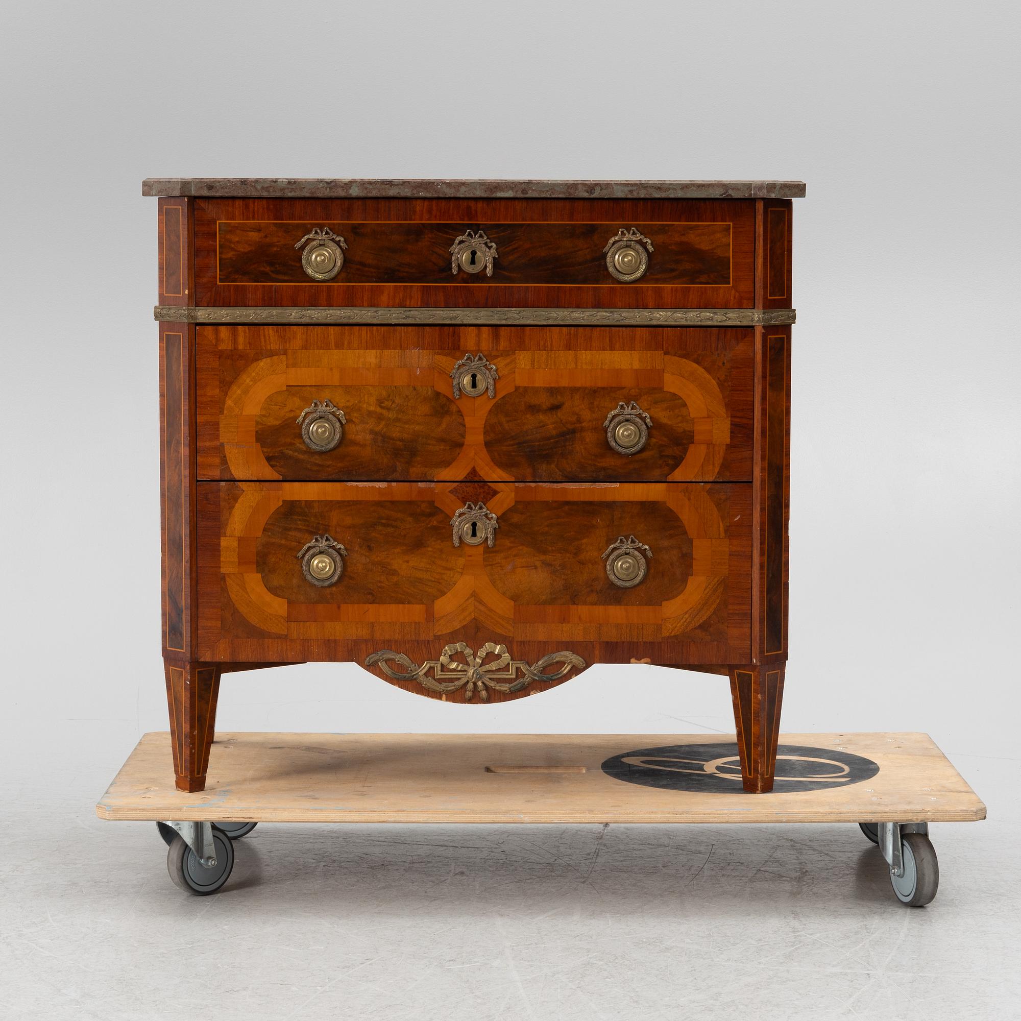 Chest of drawers, Gustavian style, early 20th century.