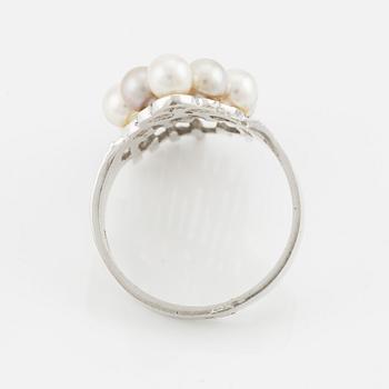 Ring in 18K white gold with cultured pearls.