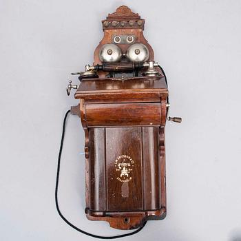 VÄGGTELEFON, märkt L.M. Ericsson Stockholm, tidigt 1900-tal.