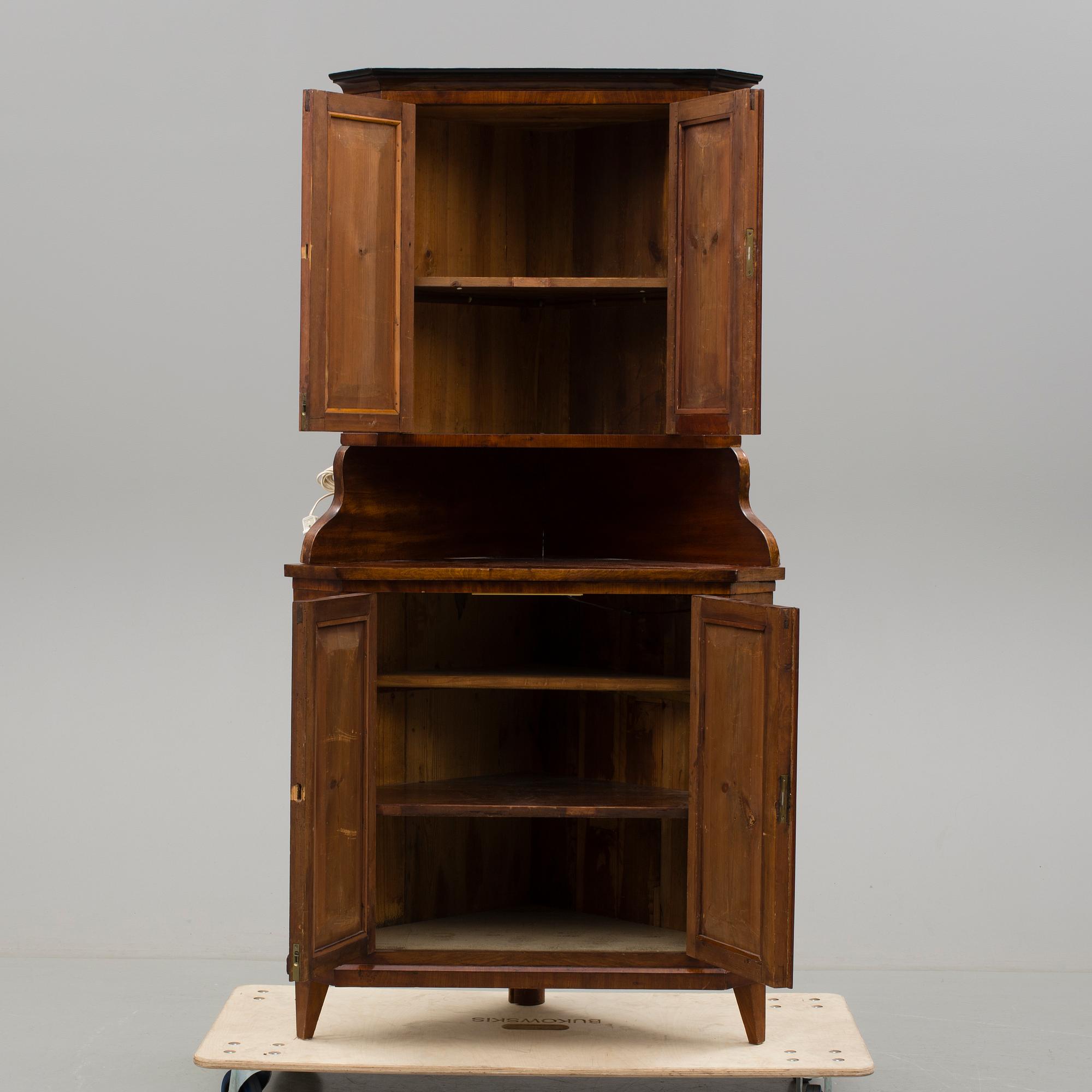 HÖRNSKÅP, sent 1800-tal.