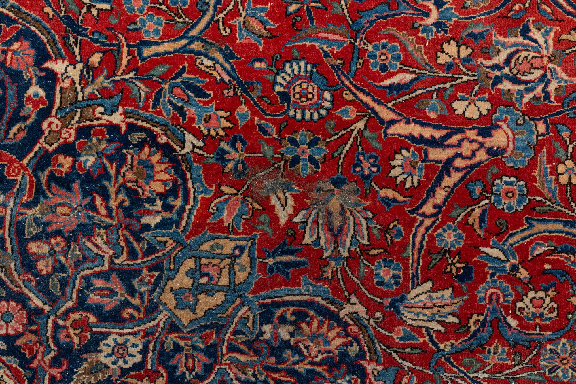 A carpet, semi-antique, Kashan, ca 443,5 x 314,5 cm.