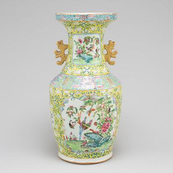 A famille rose vase, Canton, Qing dynasty, late 19th century,