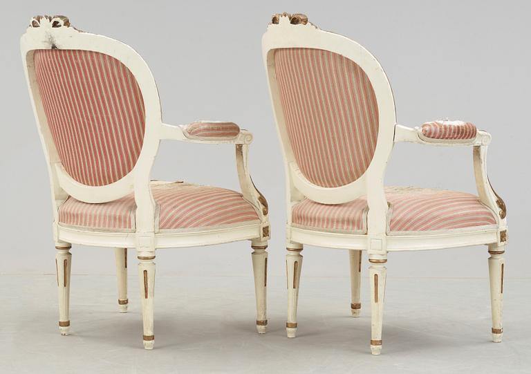 KARMSTOLAR, ett par, gustaviansk stil, 1900-talets första hälft.