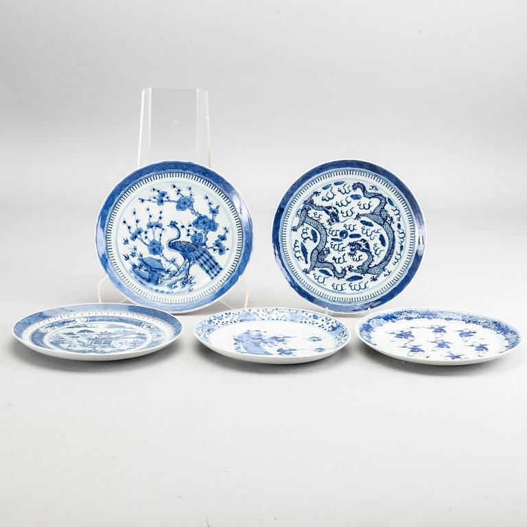 A set of five Chines 19th century porcelain plates.