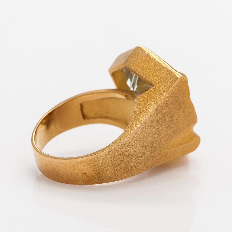 Björn Weckström, sormus, "Nereia", viistehiottu akvamariini, 18K kultaa.