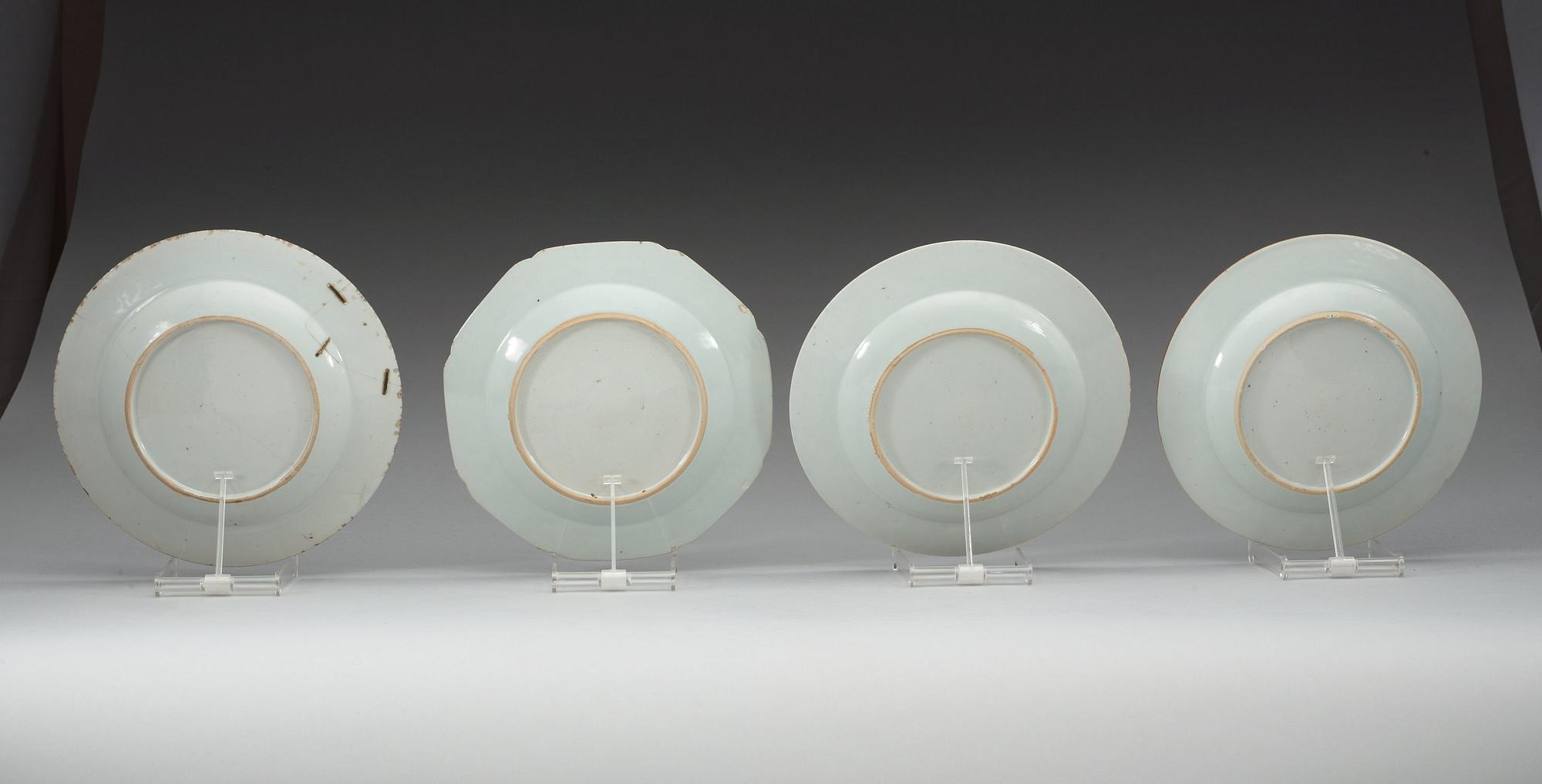 TALLRIKAR, fyra stycken, vapenporslin. Qing dynastin, Qianlong (1736-95).