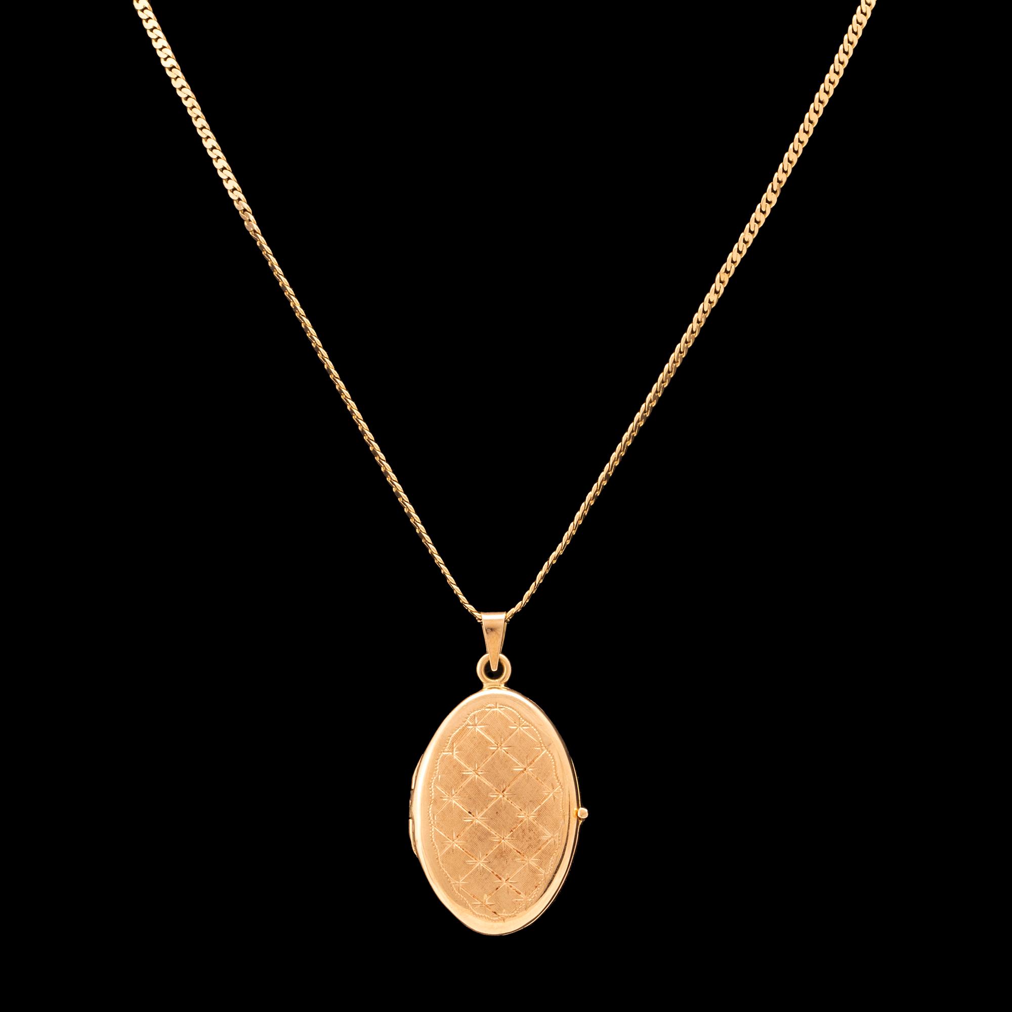 An 18K gold necklace.