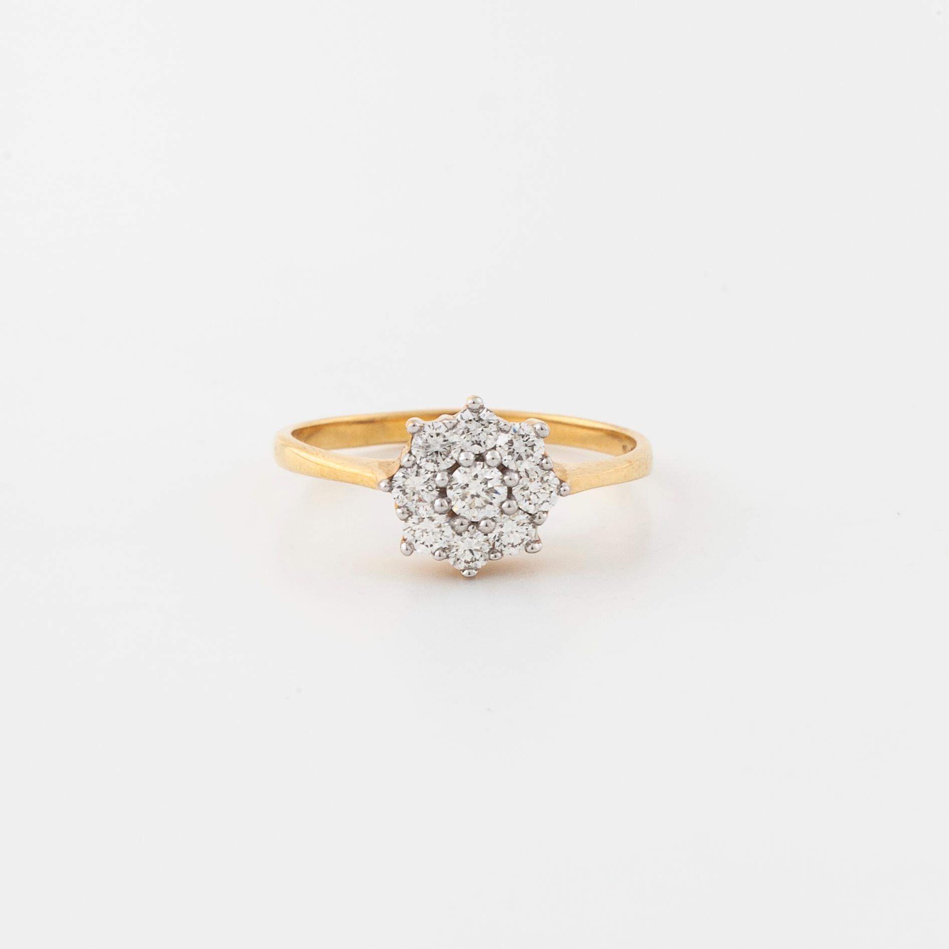 RING, med briljantslipade diamanter totalt 0.50 ct.