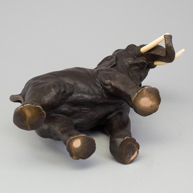 A japanese bronze sculpture of an elephant, Meiji period (1868-1912).