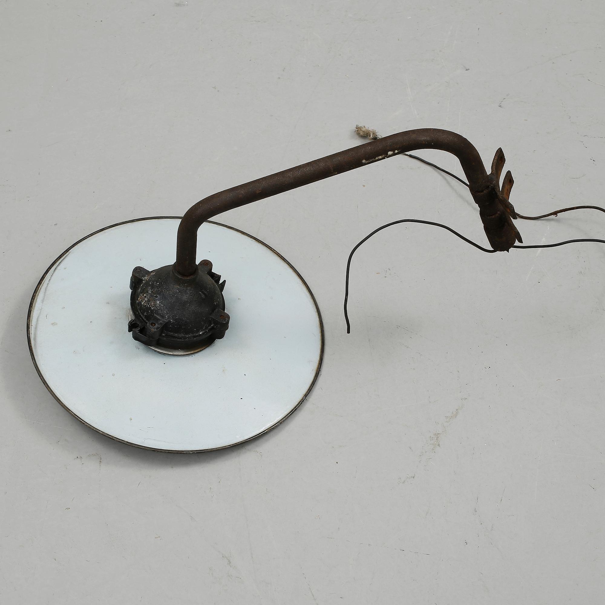 VÄGGLAMPA, för utomhusbruk. 1900-talets första hälft.