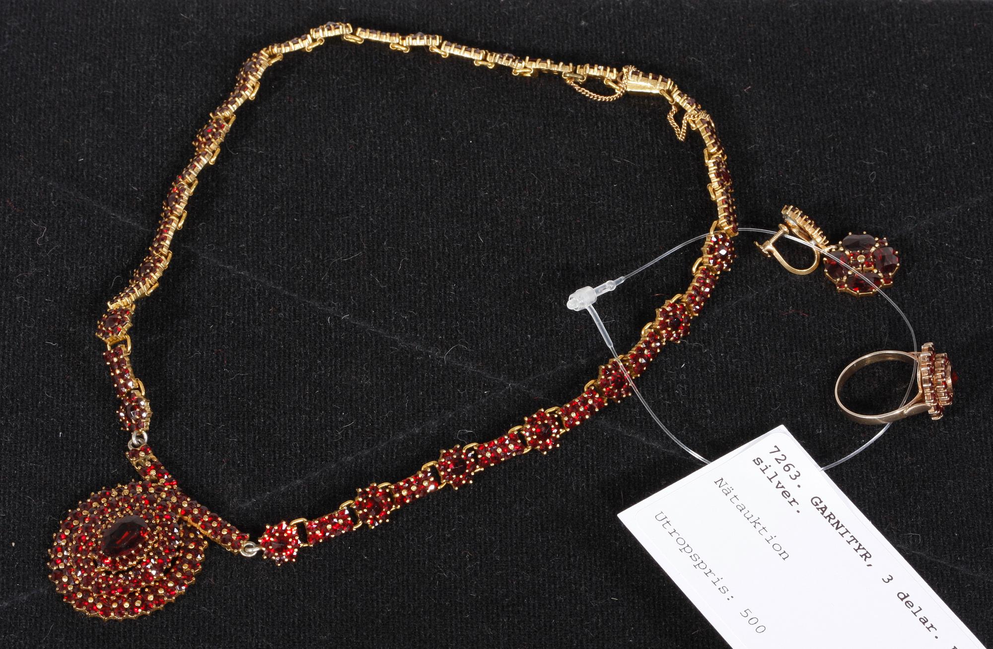 GARNITYR, 3 delar. Bl a silver.