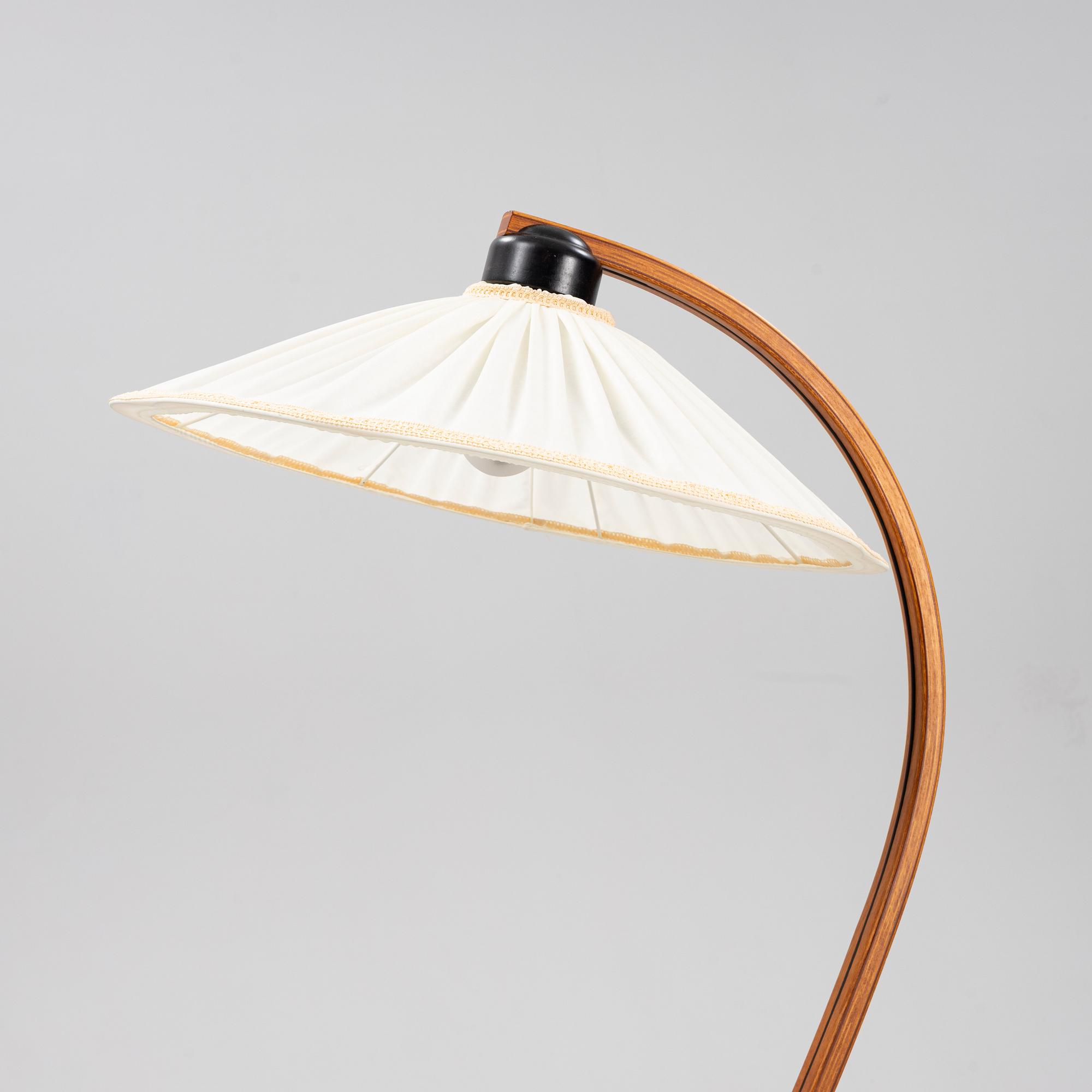A floor lamp from Lamp Gutaf.