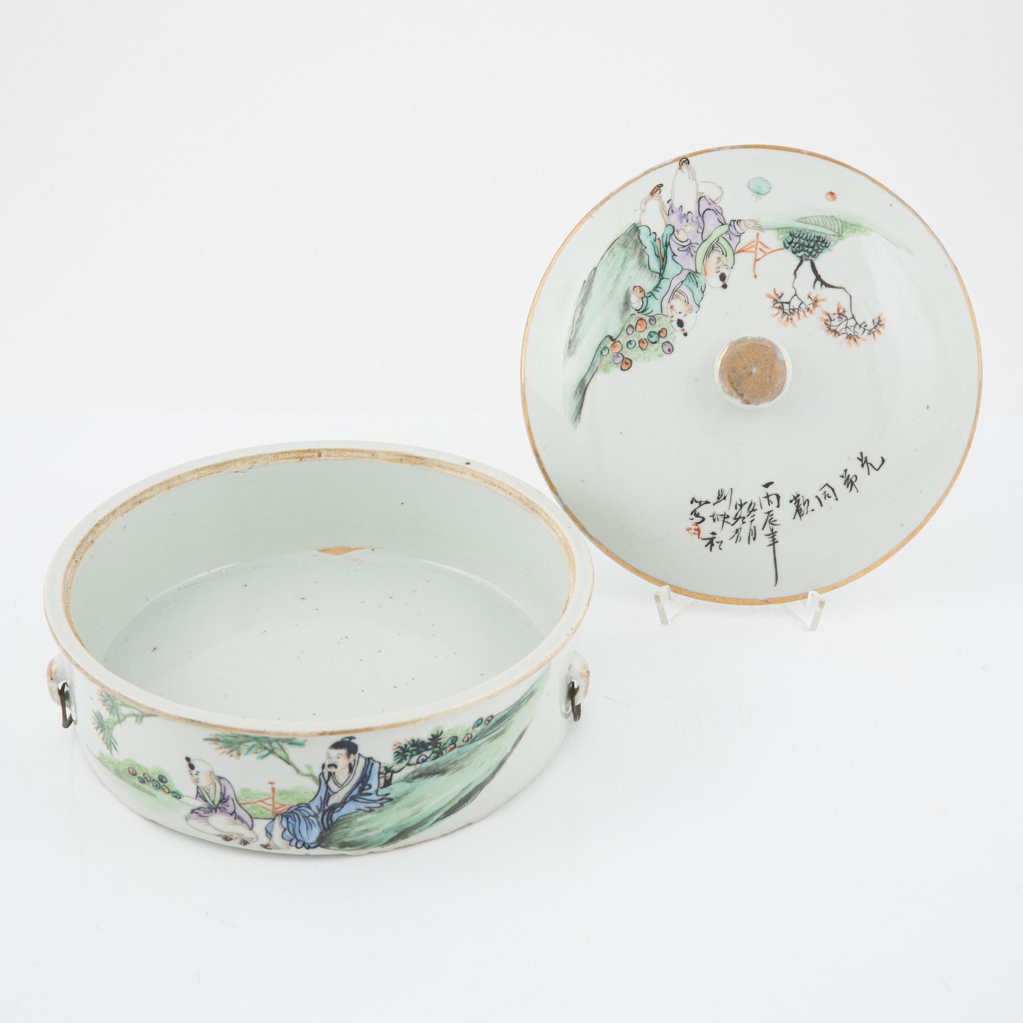 A Chinese tureen with cover, 20th Century.