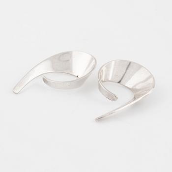 TONE VIGELAND, a pair of earrings,"Slynge – Sling", PLUS Sølvstue, Norway Silver Designs,