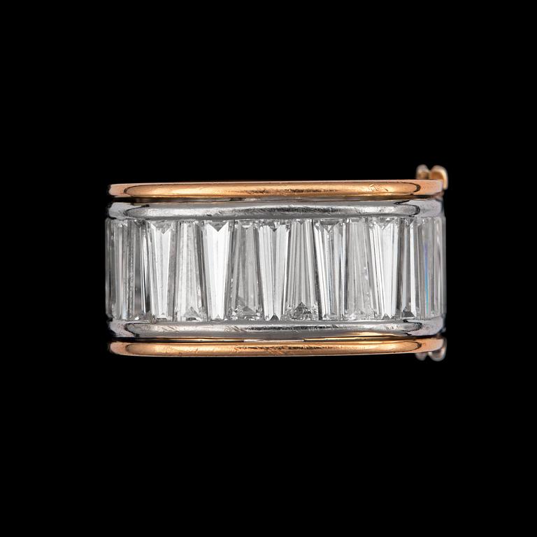A diamond ring, tapered baguettes app. tot. 3.50 cts. The ring is openable.