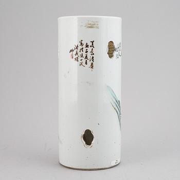 A Chinese famille rose porcelain hat stand, first half of the 20th century.
