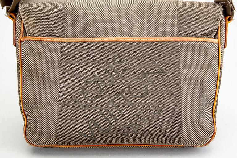 Louis Vuitton "Mesaju", axelväska.