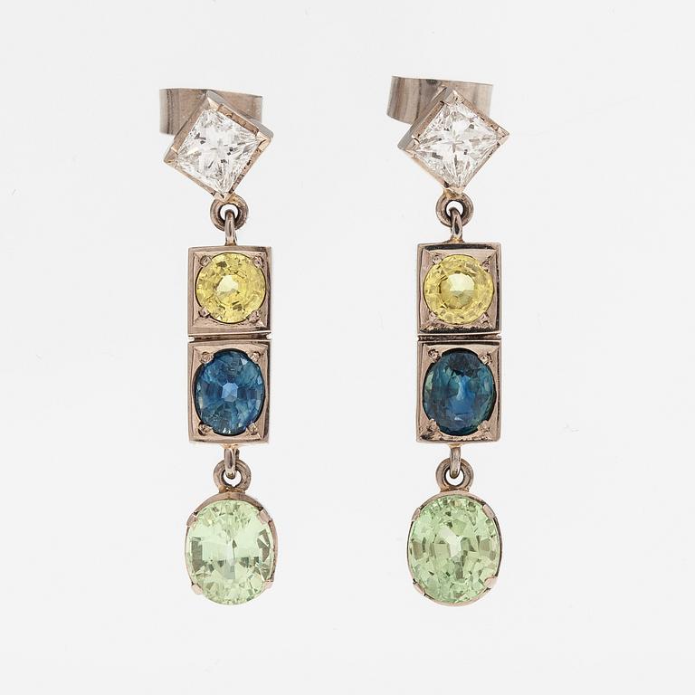A pair of 14K white gold earrings with diamonds ca. 0.78 ct in total, sapphires and chrysoberylles.