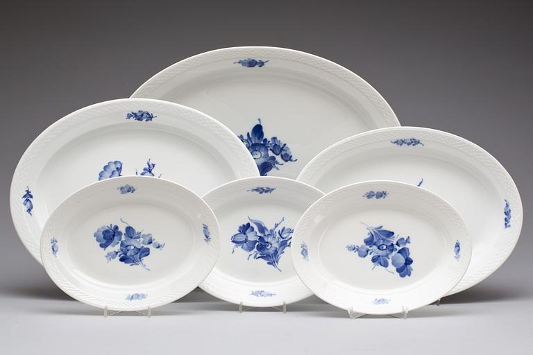 MATSERVIS, 82 delar, "Blå Blomst", Royal Copenhagen.