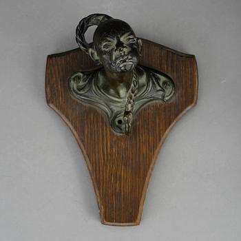 CHARLES FRIBERG, brons, skulptur/klädkrok, signerad o daterad 1902 i godset.