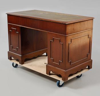 SKRIVBORD, Engelsk stil, 1900-talets andra hälft.