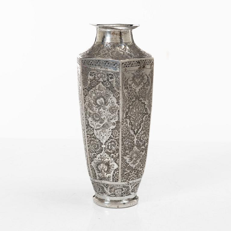 Vas, silver, Persien (Iran), Qajardynastin.