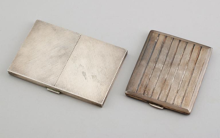 CIGARETTETUIER, 2 st, silver, 1900-talets första hälft. Vikt ca 328 gram.