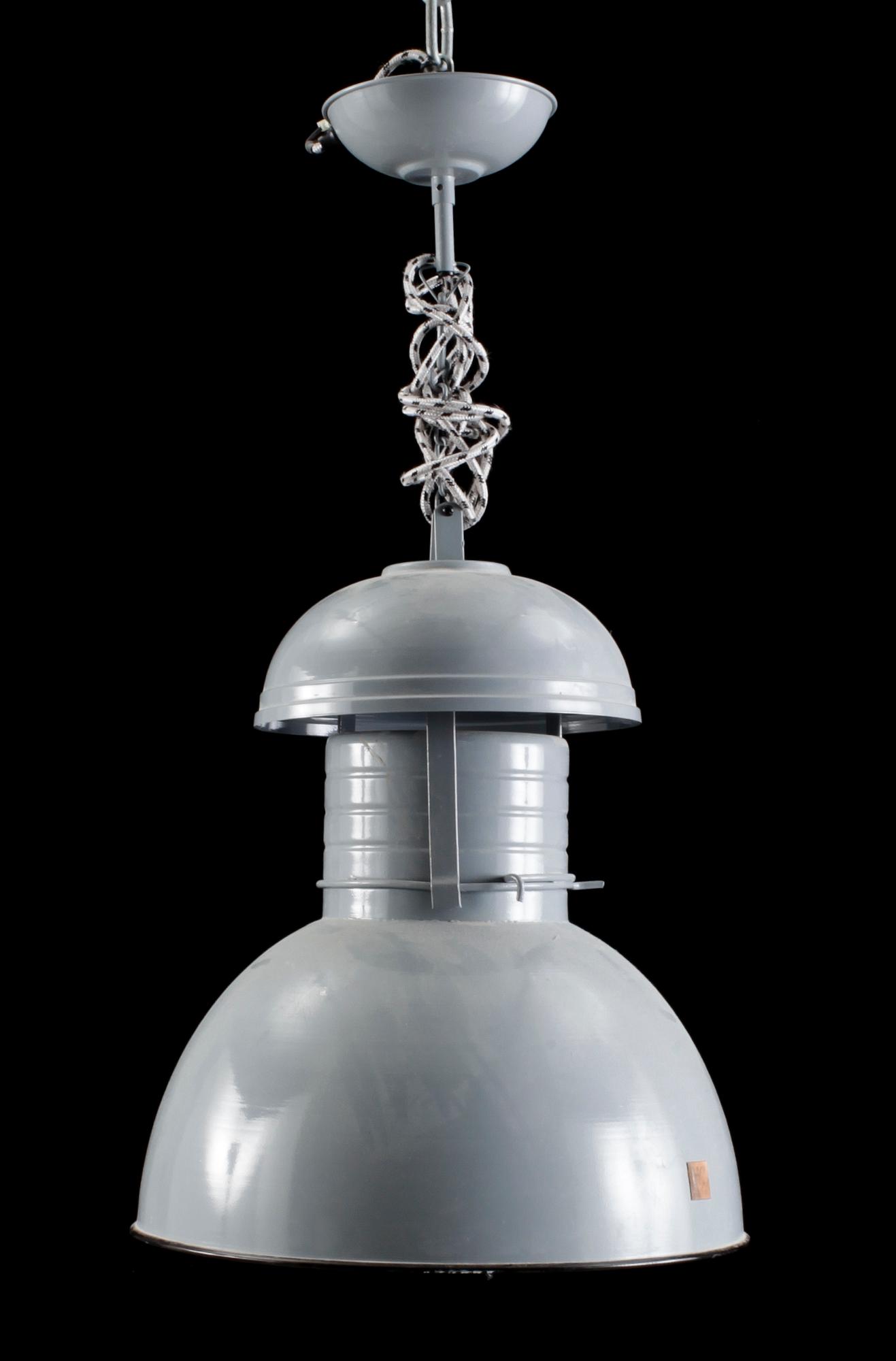 TAKLAMPA, industristil, 2000-tal. H ca 70 inkl hänganordning.