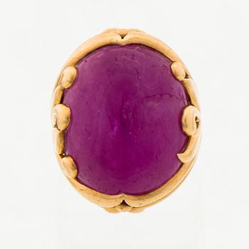 LOTTA ORKOMIES, SORMUS, pyöröhiottu rubiini, 18K kultaa. A. Tillander, Helsinki 1981.