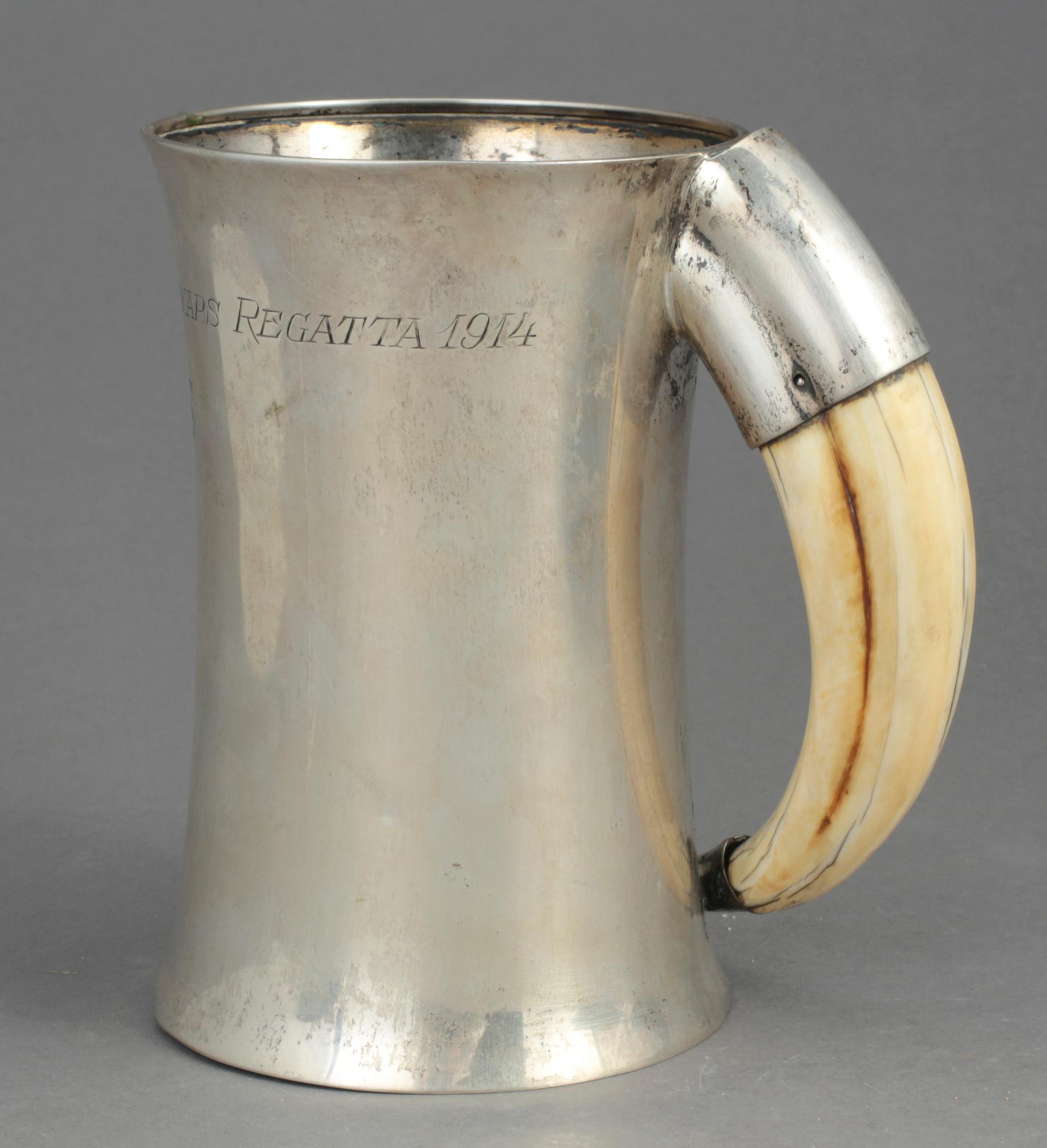 KANNA, silver. CG Hallberg, Stockholm, 1900-talets första kvartal. Otydlig årtalsstämpel. Bär gravyr 1914. Vikt 495 gram.