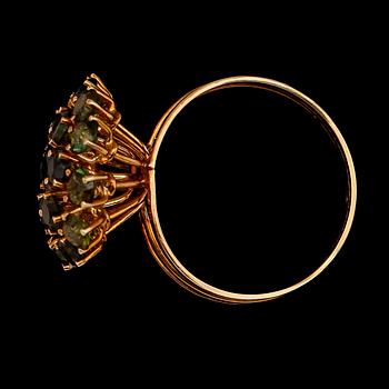 RING, 18K guld och gröna stenar. Total vikt ca 4 g.
