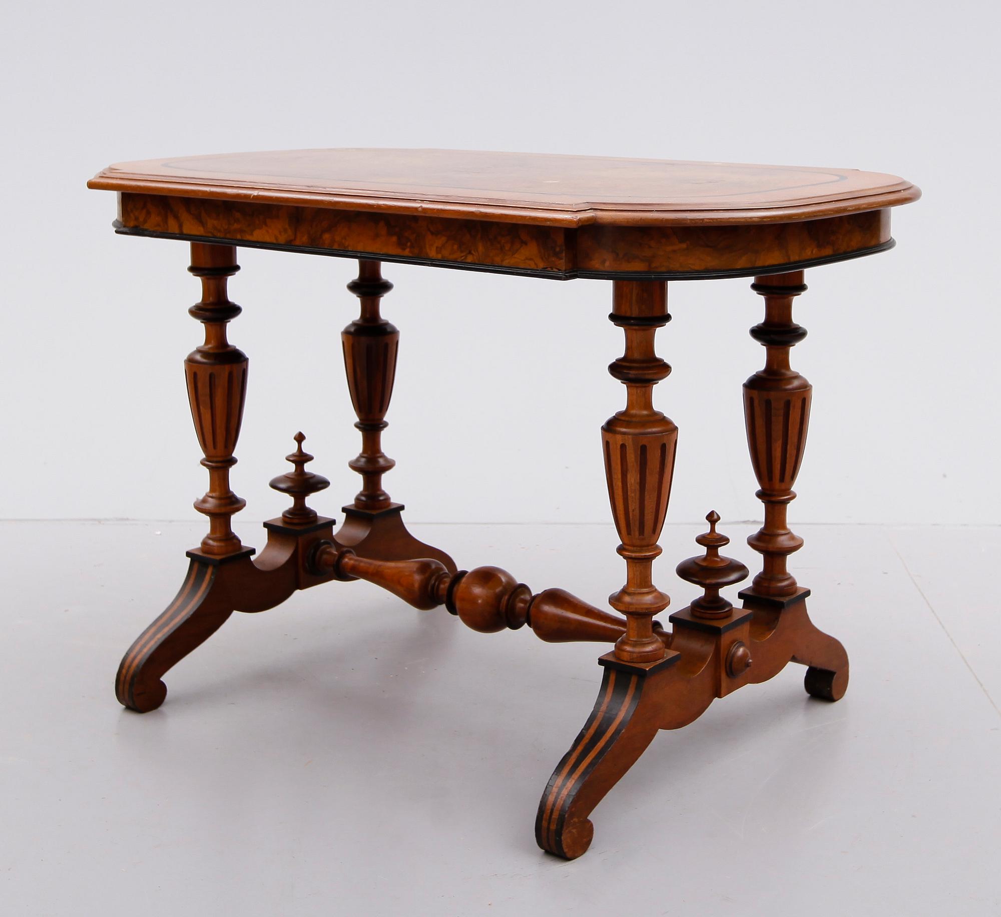 SOFFA OCH BORD, nyrenässans, omkring år 1900.