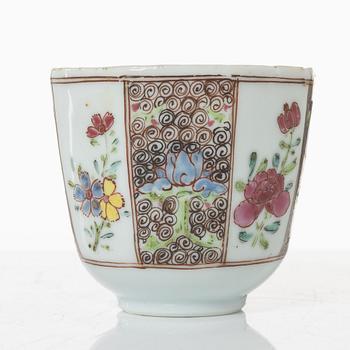 Koppar, åtta stycken, porslin. Qingdynastin, 1700-tal.