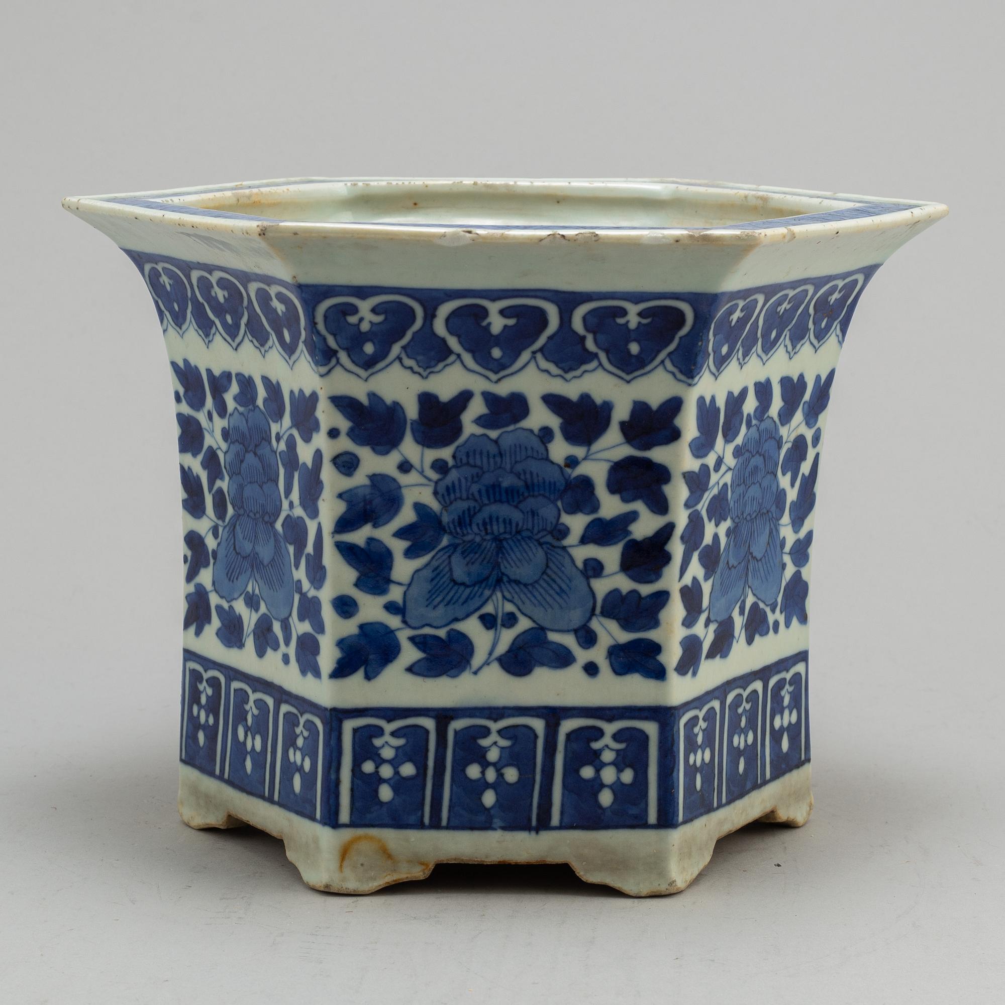 A blue and white flower pot, Qing dynasty, 19th century.