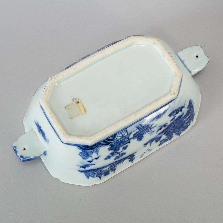 A blue and white export porcelain butter tureen with dish and a serving dish, Qing dynasty, Qianlong (1736-95).