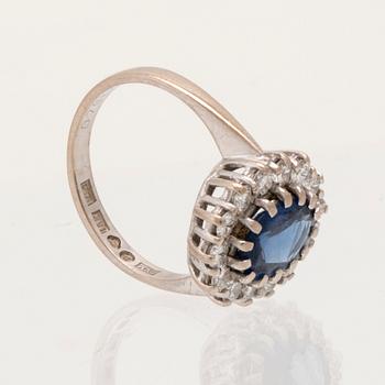 Ring carmosé 18K vitguld med ovalt fasetterad safir samt runda briljantslipade diamanter.