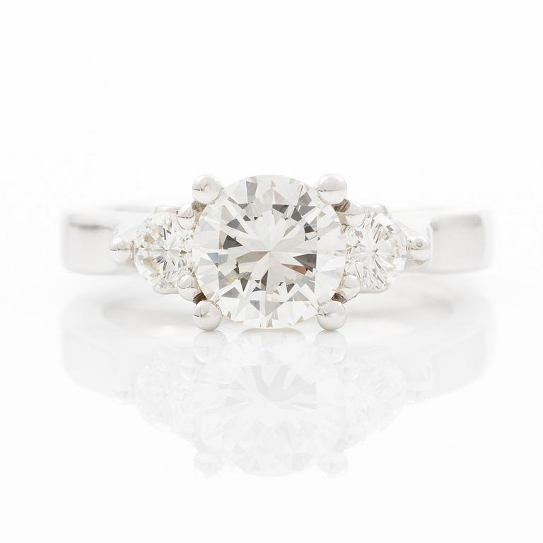 Ring in 18K white gold set with brilliant-cut diamonds. Accompanied by IGI report.